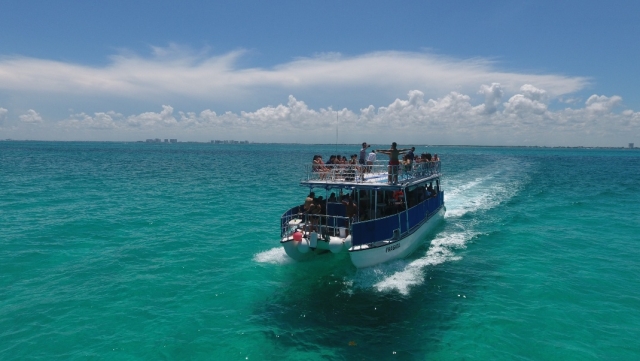Diviértete a lo grande de paseo en un catamarán 