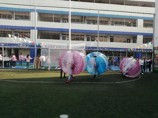 Partido de fútbol escolar con jumper balls