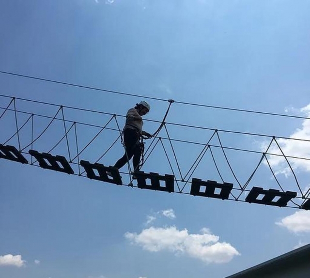 Camina por el puente colgante