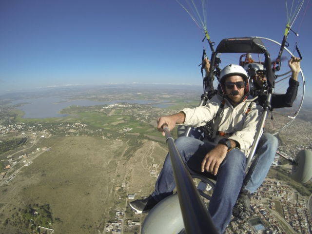 Feliz volando en paramotor 