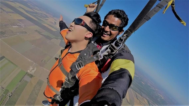 Liberando adrenalina en el salto en paracaidas