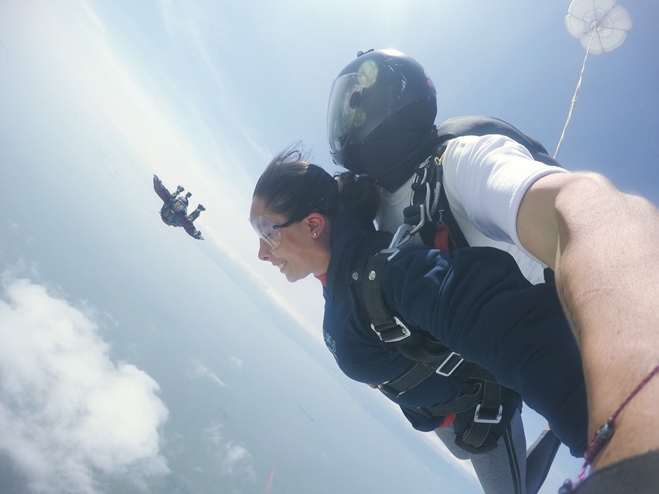 Disfrutando del salto en paracaídas