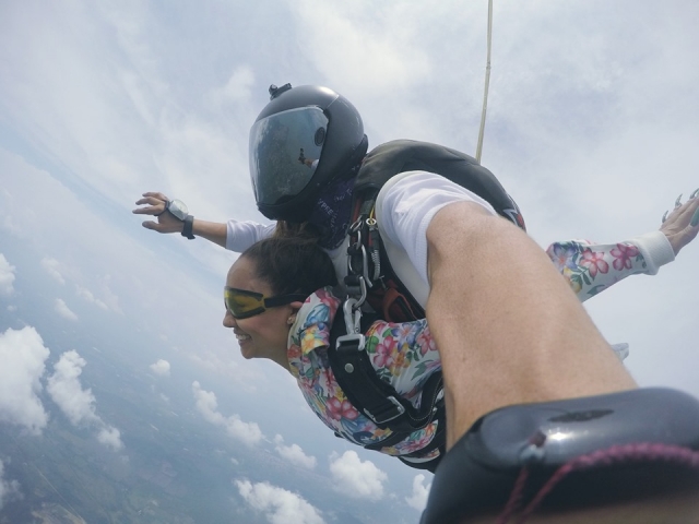 Salta tándem en paracaídas desde Celaya