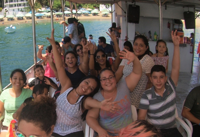 Familia disfrutando del paseo