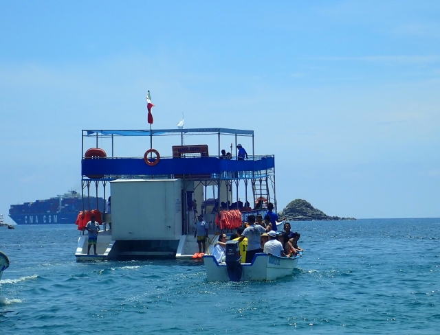 Catamarán por bahía de santiago