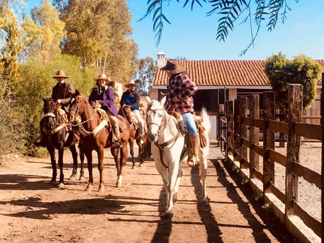 Saliendo de la villa a caballo