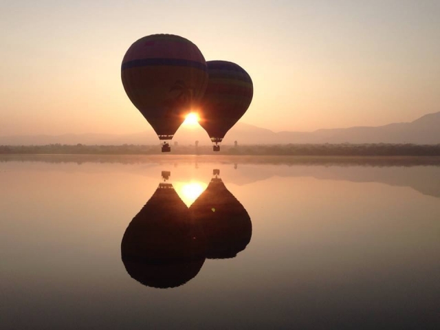 Amanecer sobre un globo