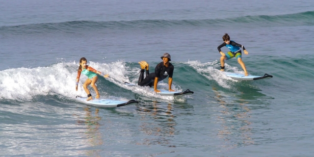 Clasererererereres de surf infantil