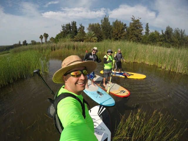 Recorriendo el pantano en SUP