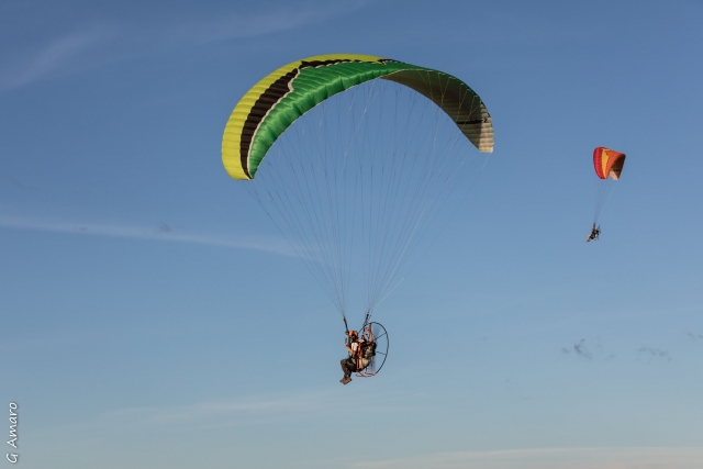 Feliz en vuelo en paramotor