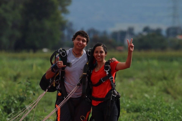 Aterrizando después de saltar en paracaídas