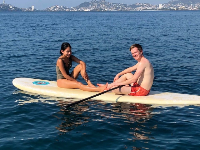 Pareja en la tabla de paddte surf