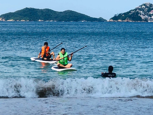 Amigos practiando Paddte en Acapulco