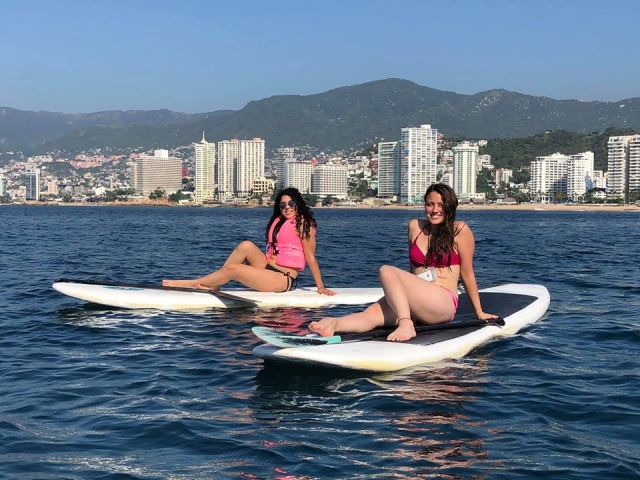 Amigas sobre las tablas de paddte surf