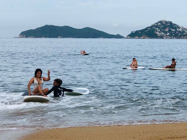 Practicando paddte surf en Acapulco