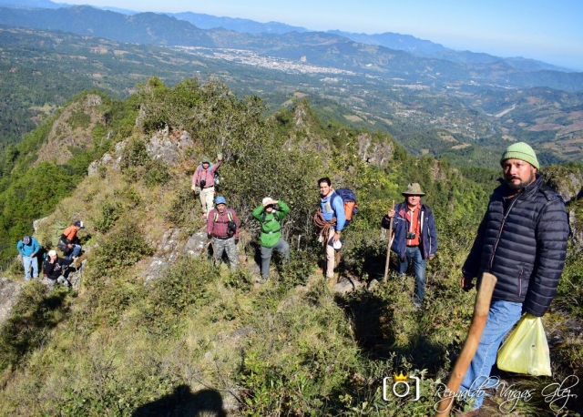 Senderismo en las faldas del montaña