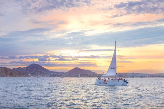 Catamarán al atardecer
