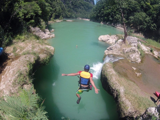Salto en la cascada de Tamul