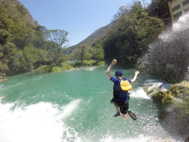 Salto en la cascada de Micos