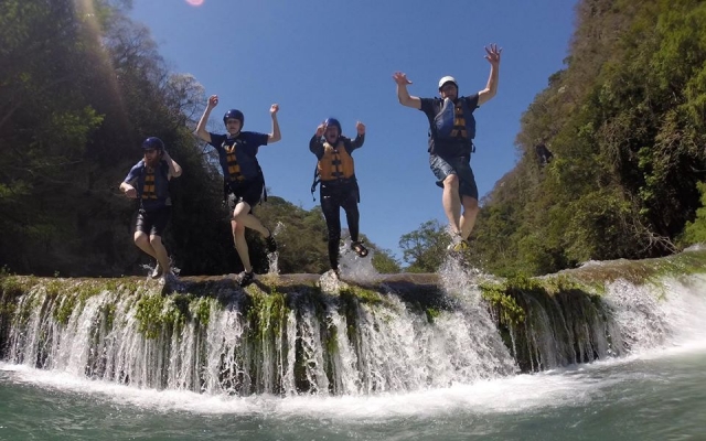 Nuestro equipo saltando en las cascada de Micos en la Huasteca