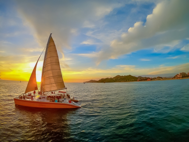 Velero al atardecer