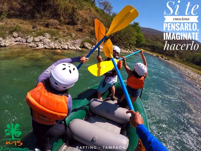 Realizando rafting 