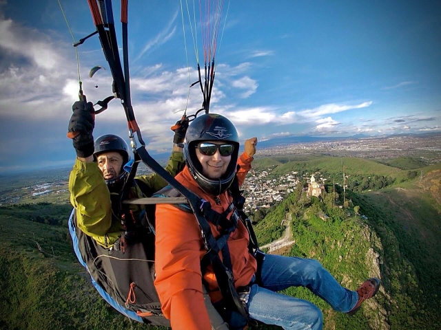 Pilotos de parapente expertos