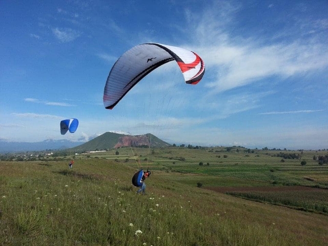 Parapentistas entre las montañas