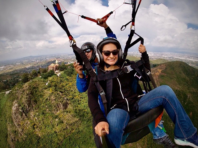 Parapentistas en el valle