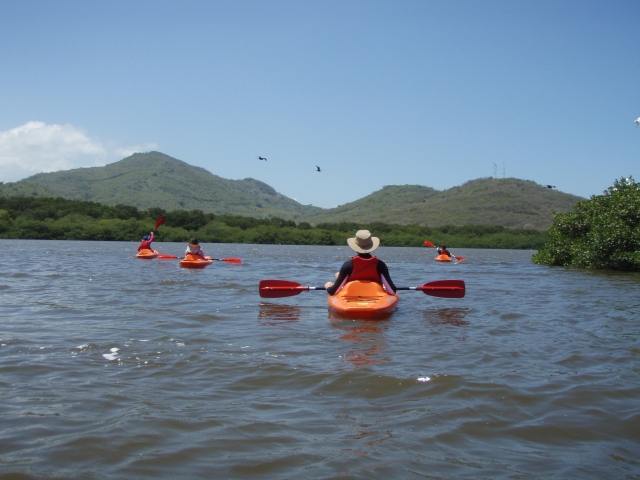 Equipo remando en kayak