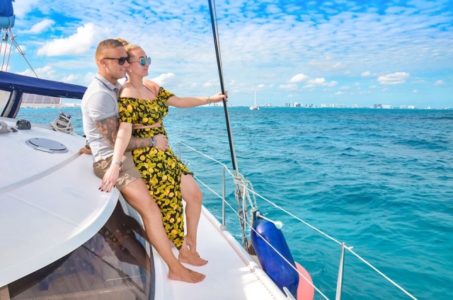 Relajándose en un catamarán