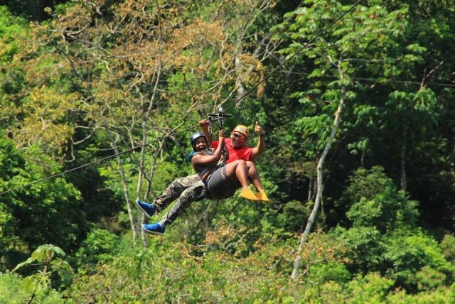 Diversión en pareja en la jungla
