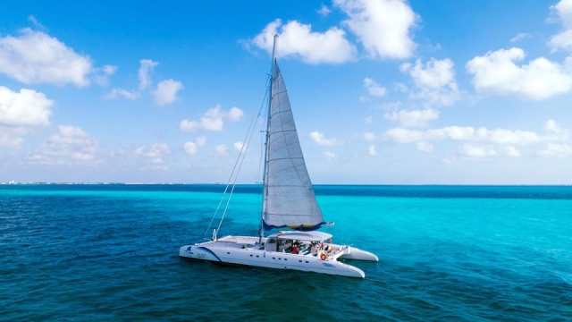 Catamarán en Isla Mujeternera