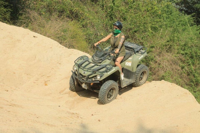 Posando parqa la cámara con atv