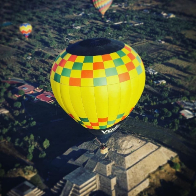 Globo sobre pirámide en Teotihuacán