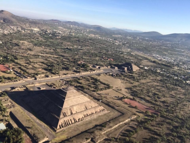 Vista a las pirámidererererereres desde globo