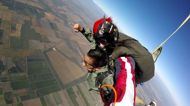 Salto tándem para cumpleañero en General Terán