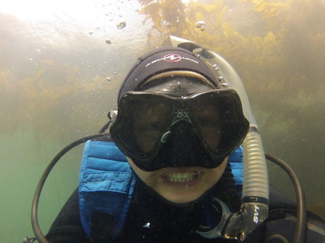 Feliz practicando snorkel