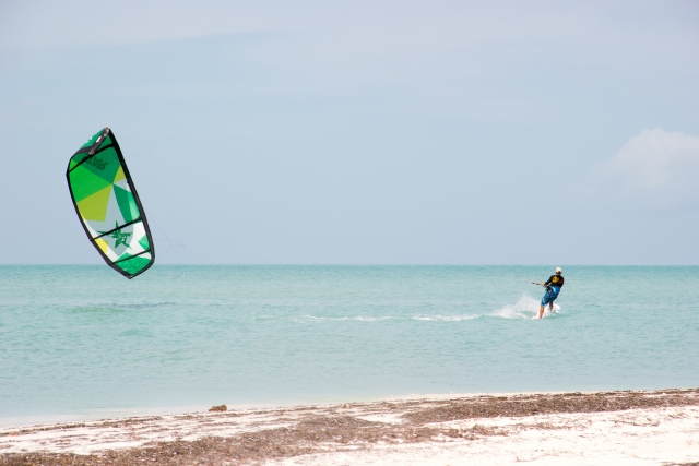 Practicando kitesurf