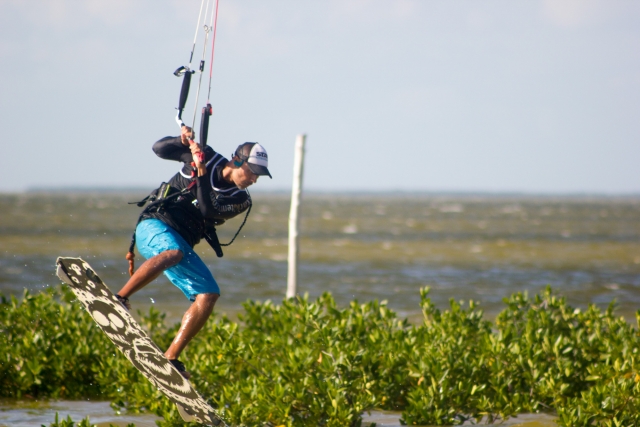 Saltos con kitesurfing