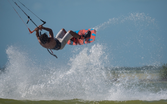 Volando con tabla y kite