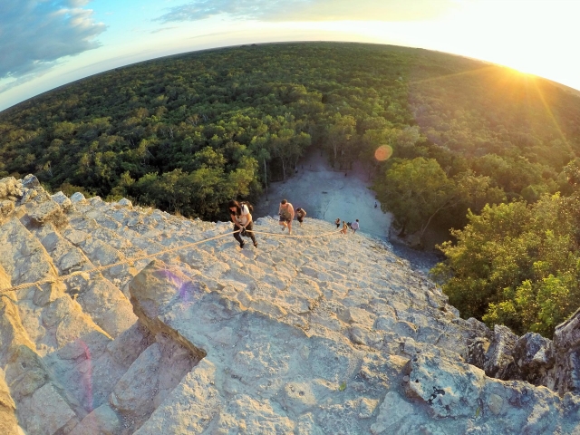 Montando la pirámide en Cobá