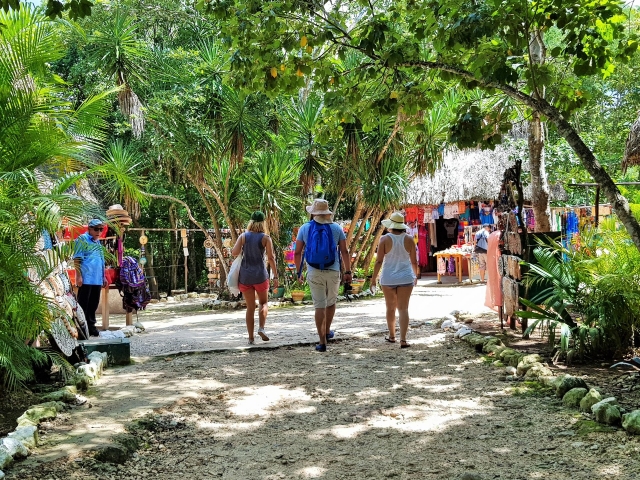 Recorriendo pueblo maya
