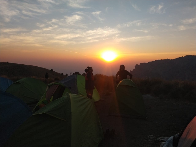 Amanecer en zona de camping