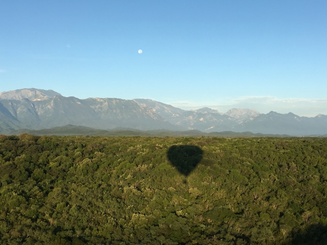 Paisaje de la sierra y globo