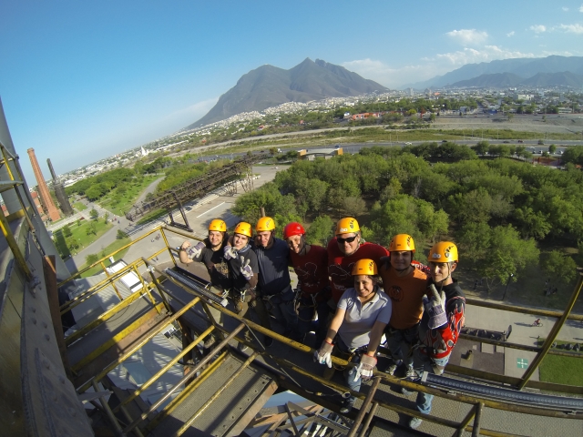 Grupo en circuito de tirolina