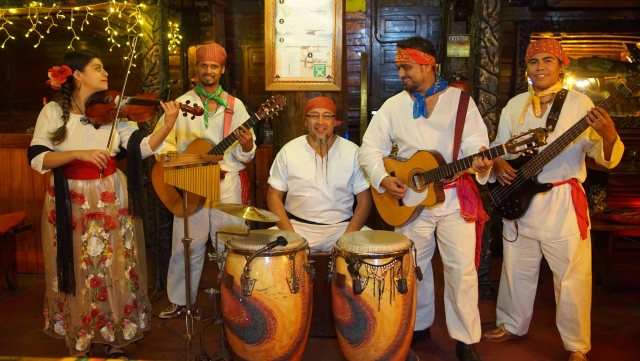 Cena amenizada con música 