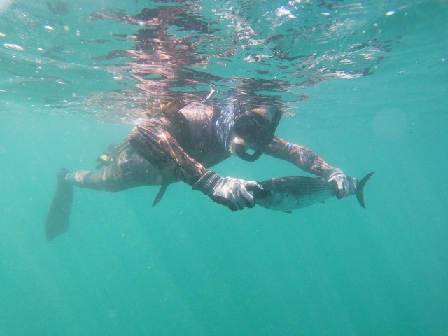 Pescando bajo el océano