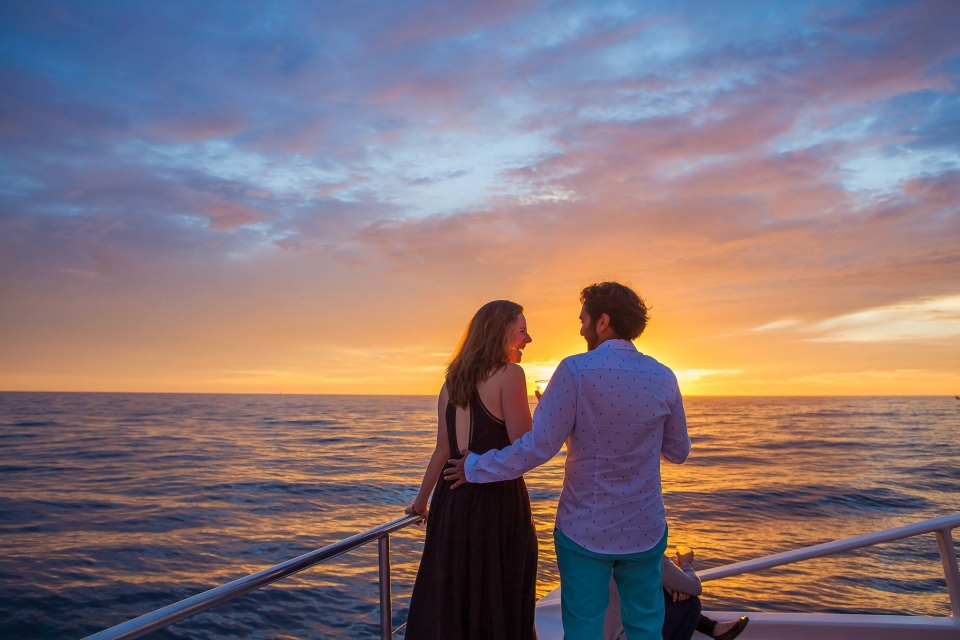 Pareja en barco al atardecer Pareja en barco al atardecer