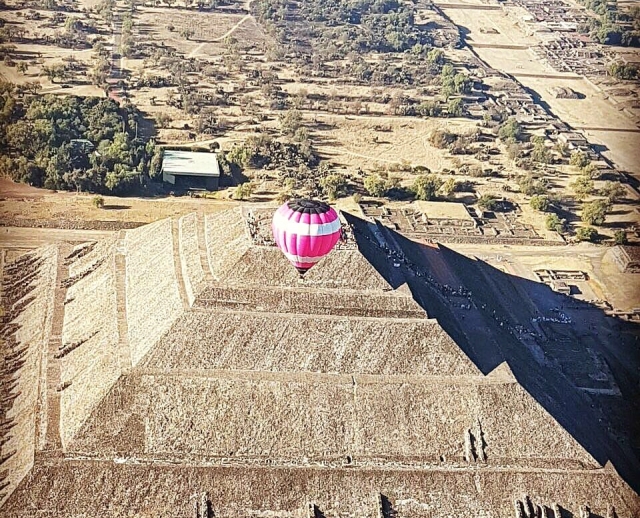 Vista panorámica en globo de las Pirámides de Teotihuacán